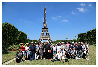 Die Teilnehmer des Freundeskreises "Auf Ströhers Spuren" 2017 in Paris vor dem Eiffelturm