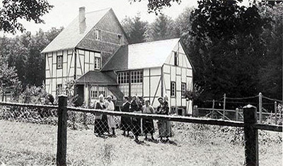 Charlotte Ströher mit ihrer Berliner Verwandtschaft vor dem Atelierhaus, einige Monate nach dem Tod des Malers, 1925/1926