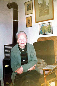 Charlotte Ströher im Haus in Irmenach, 1988